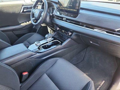 2025 Mitsubishi Outlander ES