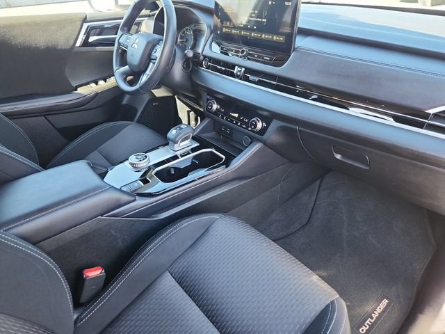 2025 Mitsubishi Outlander ES